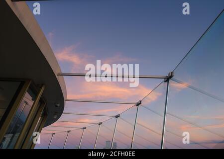 Seattle, USA - 2. Sep 2020: Das gebogene Glas und der Sonnenuntergang an der renovierten Space Needle. Stockfoto