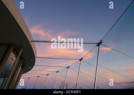 Seattle, USA - 2. Sep 2020: Das gebogene Glas und der Sonnenuntergang an der renovierten Space Needle. Stockfoto