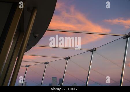Seattle, USA - 2. Sep 2020: Das gebogene Glas und der Sonnenuntergang an der renovierten Space Needle. Stockfoto