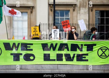 London, Großbritannien. - 5. September 2020: Demonstranten halten Plakate auf einer Rebellion-Kundgebung am Trafalgar Square hoch.