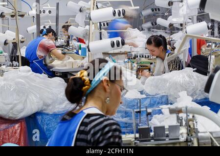 Grodno, Weißrussland - 22. November 2017: Die Frauen sind in der Schneiderei der Strumpfhose in JLLC Conte Spa beschäftigt. Stockfoto