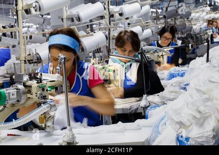 Grodno, Weißrussland - 22. November 2017: Die Frauen sind in der Schneiderei der Strumpfhose in JLLC Conte Spa beschäftigt. Stockfoto