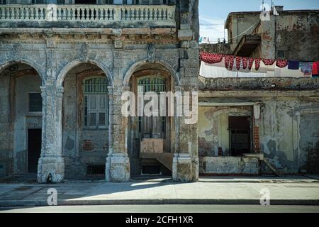 Havanna, Kuba - 8. Februar 2015: Beispiel kolonialer Architektur auf Malecon mit Balkonen und Bögen Stockfoto