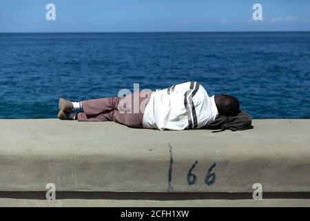 Havanna, Kuba - 8. Februar 2015: Person, die auf Malecon schläft Stockfoto