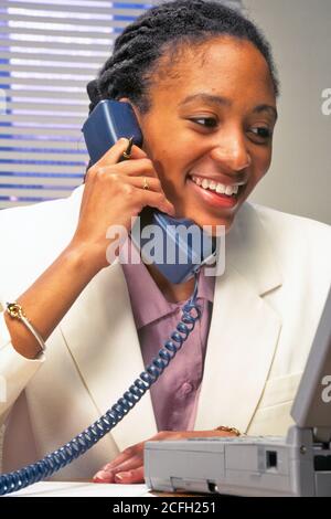 NEUNZIGERJAHRE AFROAMERIKANISCHE GESCHÄFTSFRAU IM BÜRO, DIE AM TELEFON SPRICHT - KO4122 DEL003 HARS ALTE MODE 1 GERÄT KOMMUNIKATION KARRIERE PLATZ ZUFRIEDEN FREUDE LIFESTYLE ZUFRIEDENHEIT FRAUEN JOBS ERWACHSENE KOMMUNIKATION DAMEN COMPUTER PERSONEN ERWACHSENE SPRECHEN BERUF VERTRAUEN AMERIKANER GESCHÄFTSFRAU ARBEITSPLATZ WEISSEN KRAGEN SKILL BERUF GLÜCK FÄHIGKEITEN KOPF UND SCHULTERN FRÖHLICH AFROAMERIKANER AFROAMERIKANER VERNETZUNG ETHNISCHE VIELFALT AFRO-AMERIKANISCHE SCHWARZE ETHNIZITÄT STOLZ AFRO-AMERIKANER BUSINESS FRAUEN GELEGENHEIT BERUFE TELEFONE LÄCHELT VERBINDUNG TELEFONE GESCHÄFTSLEUTE Stockfoto