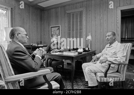 Foto von Menahem Begin Jimmy Carter und Anwar Sadat während eines der Camp David Summit Meetings Ca. September 1978 Stockfoto