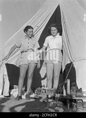 Originalunterschrift: Die Vintage-Saison Zikh'ron Ya'aqov Juli 24 1939. Junge Jungfrauen öffnen ihr Zelt für einen neuen Tag - Ort: Israel--Zikhron YaÊ»aá¸³ov ca. 1939 Stockfoto