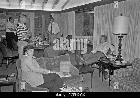 Hamilton Jordan, Zbigniew Brzezinski, William Quandt, Cyrus Vance und Jimmy Carter im Camp David. Ca. 09/17/1978' Stockfoto