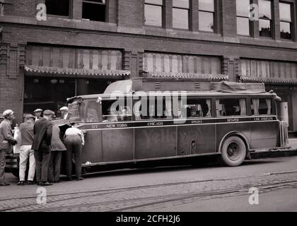 1920ER JAHRE YELLOWAY-PIONIER INTERCITY-BUS-SERVICE FUSIONIERTE MIT GREYHOUND 1929 MOTORENINSPEKTION CEDAR RAPIDS IOWA USA - Q42795 CPC001 HARS NORDAMERIKA FREIHEIT NORDAMERIKA KOPF UND SCHULTERN ABENTEUER IOWA IA MOTORFAHRZEUG REISE INSPEKTION DURCH GELEGENHEIT CEDAR RAPIDS DURCHMACHEN GREYHOUND HALTESTELLEN BUSSE INTERCITY GESTOPPT TRANSIT 1929 SCHWARZ UND WEISSE KRAFTFAHRZEUGE ALTMODISCH TRANSKONTINENTAL Stockfoto