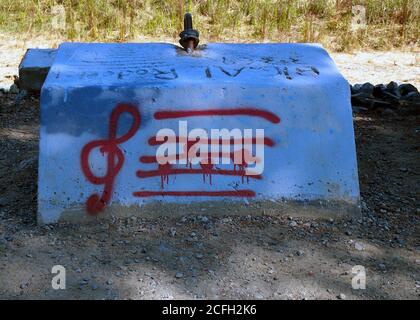 Graffiti in der Nähe der Überführung 880 entlang des Alameda Creek Trail, Kalifornien Stockfoto