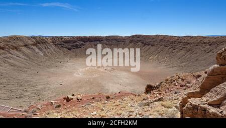 Meteor Crater ist ein Meteoriteneinschlagskrater etwa 37 Meilen östlich von Flagstaff Und 18 Meilen westlich von Winslow in der nördlichen Arizona Wüste Stockfoto