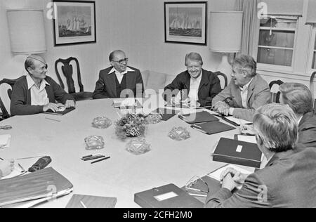 'Jimmy Carter, Cyrus Vance treffen sich mit Menahem Begin und anderen Mitgliedern der israelischen Delegation in Camp David. Ca. 09/10/1978' Stockfoto