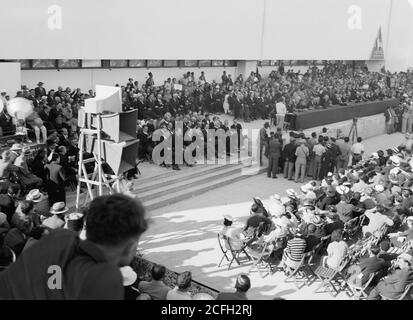 Geschichte des Nahen Ostens - Eröffnung der Levant-Messe. Tel Aviv AP[ril] 30 1936. Menschenmassen sitzen für die Eröffnungszeremonie zeigen Plattform Stockfoto