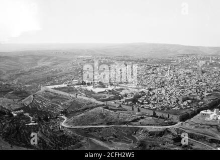 Middle East History - Blick aus der Luft auf Palästina. Jerusalem aus der Luft (die Altstadt). Jerusalem. S. E. Abschnitt der Altstadt. Kedron Tal im Vordergrund Stockfoto