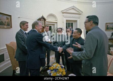 Walter Mondale, Jimmy Carter und Zbigniew Brzezinski treffen sich im Oval Office mit Deng Xiaoping und anderen chinesischen Beamten. Ca. 01/29/1979' Stockfoto