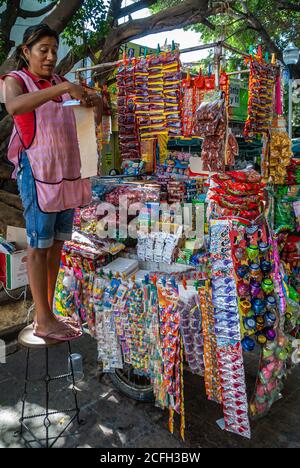 Acapulco, Mexiko - 25. November 2008: Alte Innenstadt. Nahaufnahme von bunt überladenen mobilen Stand bietet eine große Auswahl an Süßigkeiten und klein verpackt Stockfoto