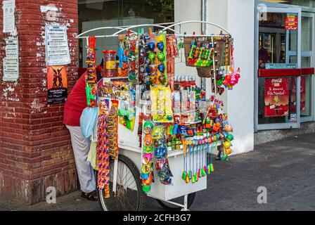 Acapulco, Mexiko - 25. November 2008: Alte Innenstadt. Nahaufnahme von bunt überladenen mobilen Stand bietet eine große Auswahl an Spielzeug und kleine verpackt e Stockfoto