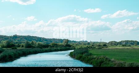 Ein kleiner Fluss in einer holländischen Polderlandschaft im Ooijpolder bei Nijmegen, Niederlande Stockfoto