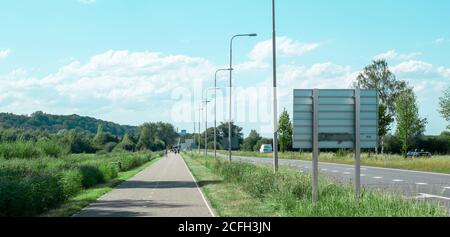 Ein Radweg in einer holländischen Polderwiesenlandschaft Stockfoto