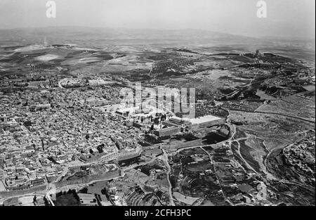 Middle East History - Blick aus der Luft auf Palästina. Jerusalem aus der Luft (die Altstadt). Jerusalem. S.E. Ecke der Stadt. Zeigt den Tempelbereich, der N.E. aussieht Stockfoto