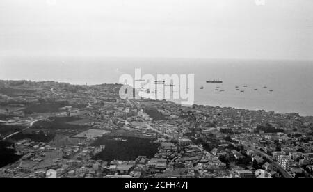 Middle East History - Blick aus der Luft auf Palästina. Tel Aviv. Blick in Richtung Jaffa Hafen in der Ferne mit Schiffen vor Anker gesehen Stockfoto