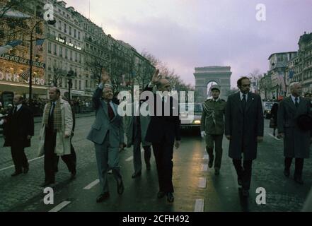 Jimmy Carter und Präsident Giscard d'Estaing gehen die Champs-Elysees in Paris hinunter. Ca. 01/05/1978 Stockfoto