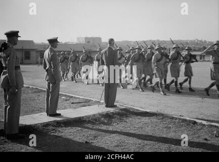 Originalunterschrift: H.E. (z. B. Seine Exzellenz) der Hochkommissar überprüft die First Jerusalem Company der palästinensischen Freiwilligeneinheit. H. E. (d. h. Seine Exzellenz) Begrüßung im märz vergangenen Jahres - Ort: Jerusalem ca. Stockfoto