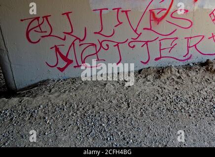 All Lives Matter Graffiti unter 880 Überführung entlang des Alameda Creek Trail, Kalifornien Stockfoto