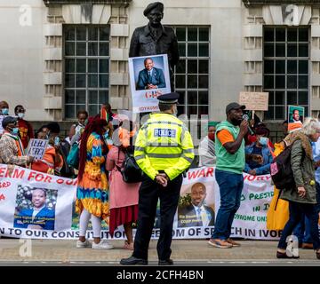 Westminster, London, Großbritannien. 5. September 2020 Demonstranten gegen den derzeitigen Präsidenten der Elfenbeinküste gegenüber Downing Street Central London, Großbritannien Stockfoto