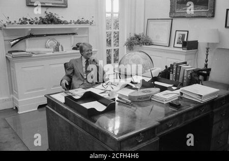 Jimmy Carter an seinem Schreibtisch in seinem Privatzimmer Ca. Juli 1977 Stockfoto