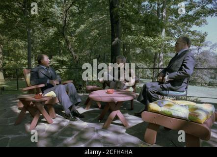 'Anwar Sadat, Jimmy Carter und Menahem beginnen, eines ihrer Camp David Treffen auf der Aspen Cabin Terrasse abzuhalten. Ca. 09/07/1978' Stockfoto