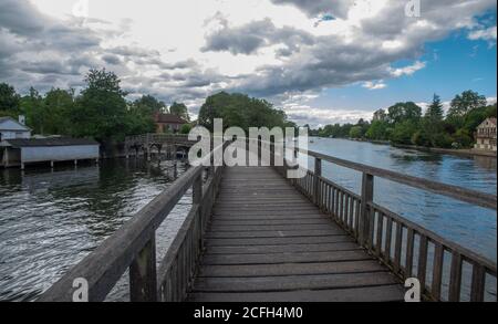 Entlang des Flusses bei Henley an der Themse Stockfoto