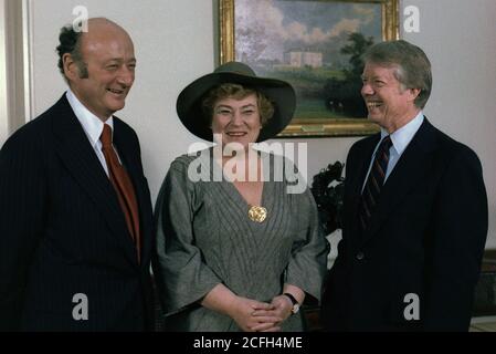 Der Bürgermeister von New York, Edward Koch, die Kongressabgeordnete Bella Abzug treffen sich mit Jimmy Carter. Ca. 02/03/1978' Stockfoto