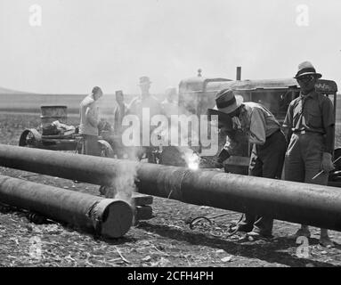 Geschichte des Nahen Ostens - Verlegen der Rohrleitung der Iraq Petroleum Company über die Ebene von Esdraelon Juli 1933. Schweißen der Rohrleitung. Durch elektrische Flottenschweißmethode Stockfoto