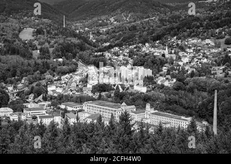 Tanvald - kleine Bergstadt im Isergebirge, Tschechische Republik. Schwarzweiß-Bild. Stockfoto