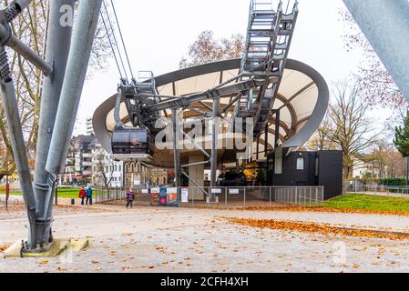 KOBLENZ, DEUTSCHLAND - 02. DEZEMBER 2019: Moderne untere Seilbahnstation in Koblenz, deutsch: Seilbahn Koblenz. Verbindet Rheinufer und Festung Ehrenbreitstein. Stockfoto