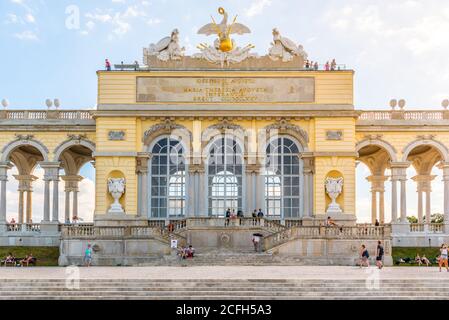 WIEN, ÖSTERREICH - 23. JULI 2019: Die Gloriette im Schlosspark Schönbrunn, Wien Österreich Stockfoto