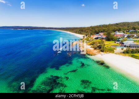 Hyams Beach Stadt Waterfront mit weißen Sandstränden auf Jervis Bucht - Luftaufnahme. Stockfoto