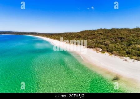 Streifen von weißem Sandstrand mit smaragdgrünem Wasser der Jervis Bucht - Luftaufnahme von der australischen pazifikküste. Stockfoto