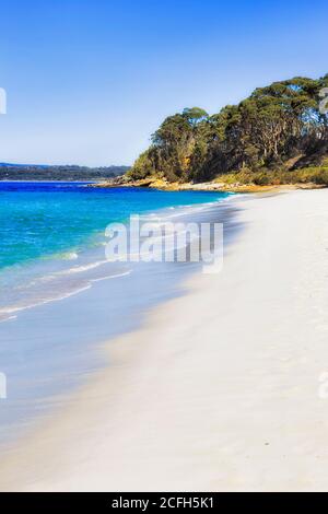 Weißer Schnee sandiger Chinamans Strand in Jervis Bay Region von NSW, Australien - sonniger Tag und blauer Himmel. Stockfoto