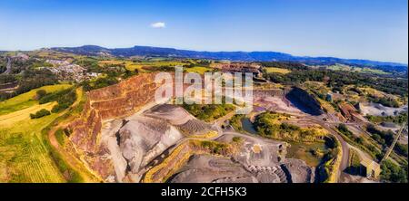 Ausgrabung historischer Basaltrohstoffe aus dem Tagebau des Bombo-Steinbruchs im australischen Bundesstaat NSW in der Nähe der Stadt Kiama. Stockfoto