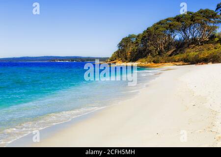 Kleiner weißer Sand Chinamans Strand in der Nähe von Hyams Beach Stadt in Jervis Bucht von Australien. Stockfoto