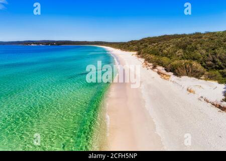 Weißer Sandstrand in Jervis Bay of Australia - Luftaufnahme über unberührten Marine Park und Nationalpark. Stockfoto