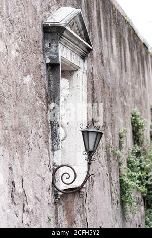 Straße Wand religiöse Nische mit kleiner Skulptur von Maria mit Jesus. Stockfoto