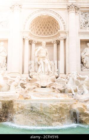 Trevibrunnen, italienisch: Fontana di Trevi. Detailansicht des zentralen Teils mit Statue des Ozeanus. Rom, Italien. Stockfoto