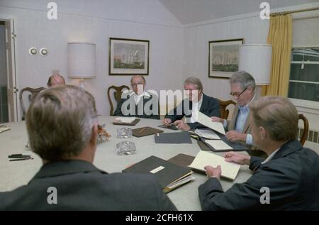 Jimmy Carter und Menahem beginnen ein Treffen mit Mitgliedern der US-amerikanischen und israelischen Delegation im Camp David Ca. 09/10/1978 Stockfoto