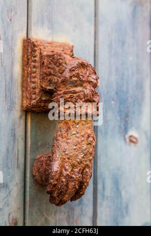 europäischer Türklopfer Sie heben und fallen, um zu klopfen Stockfoto