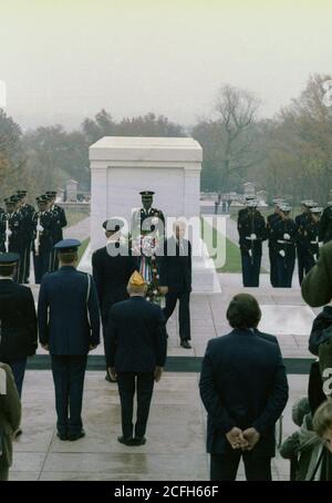 Jimmy Carter legt einen Kranz am Grab des unbekannten Soldaten während Veteranen Tag Zeremonien auf dem Arlington National Cemetery. Ca. 11. November 1978 Stockfoto