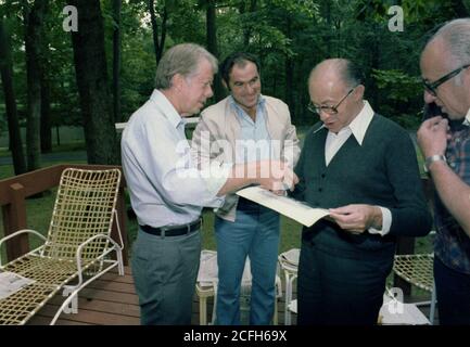 Jimmy Carter und Menahem beginnen mit einem Mitglied der israelischen Delegation in Camp David. Ca. 09/17/1978 Stockfoto