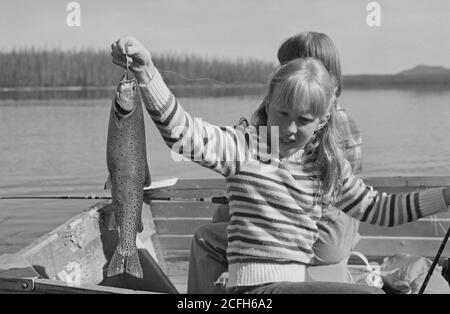 Amy Carter fängt einen Fisch während eines Urlaubs in den Grand Tetons. Ca. 08/30/1978 Stockfoto